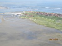 Nordsee 2017 (214)  Blick von Sden auf Baltrum, Mitte rechts der Flugplatz